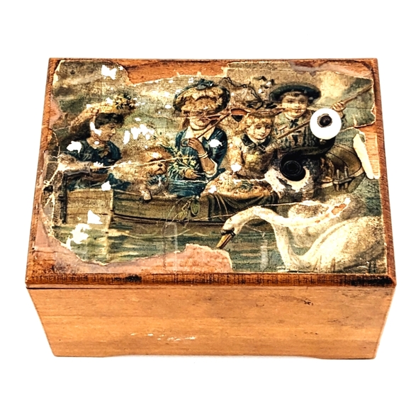 Antique French Top-Crank Music Box – Three-Song Hand-Operated Walnut Box - Picture 1 of 2